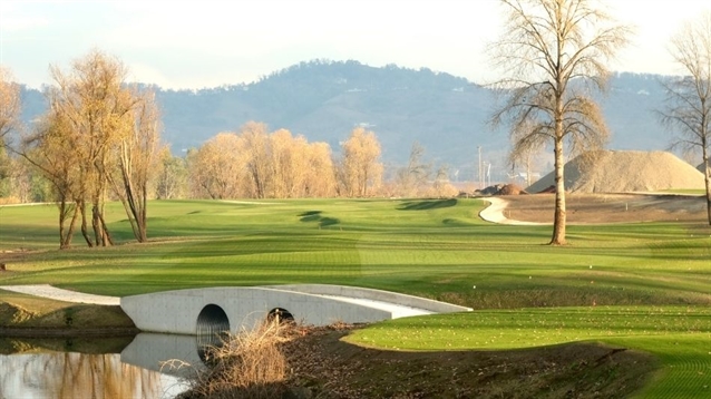 Ten holes of new golf course in Oregon will open for preview play this summer