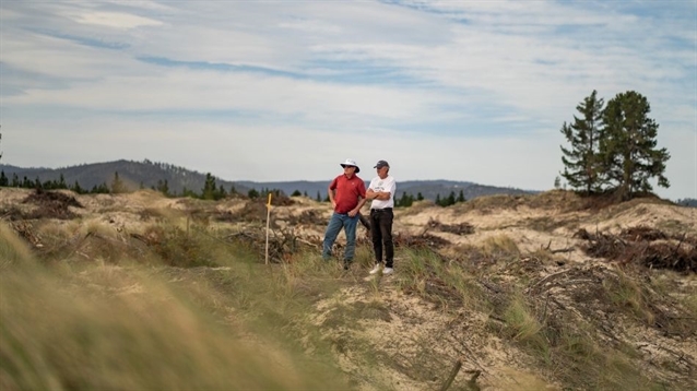 Design team gathers at Seven Mile Beach for course construction