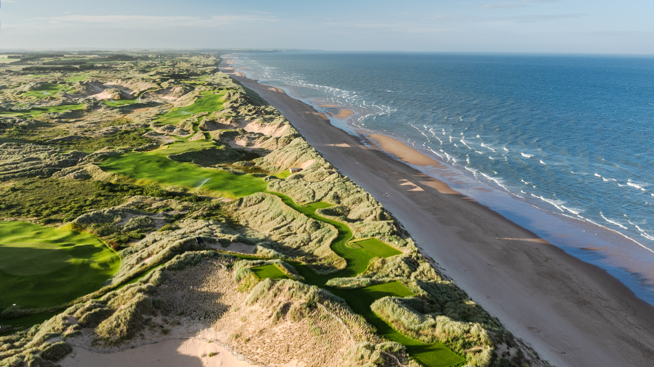 The short par-three tenth is the first of three holes that run directly alongside the beach (Jacob Sjöman) 