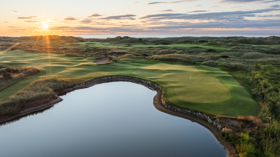 The green of the par-four sixth, one of six holes with water in play (Jacob Sjöman)