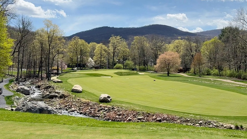A 180-yard par three at Storm King, which has a creek running along the entire left side (Photo: Storm King Golf Club)