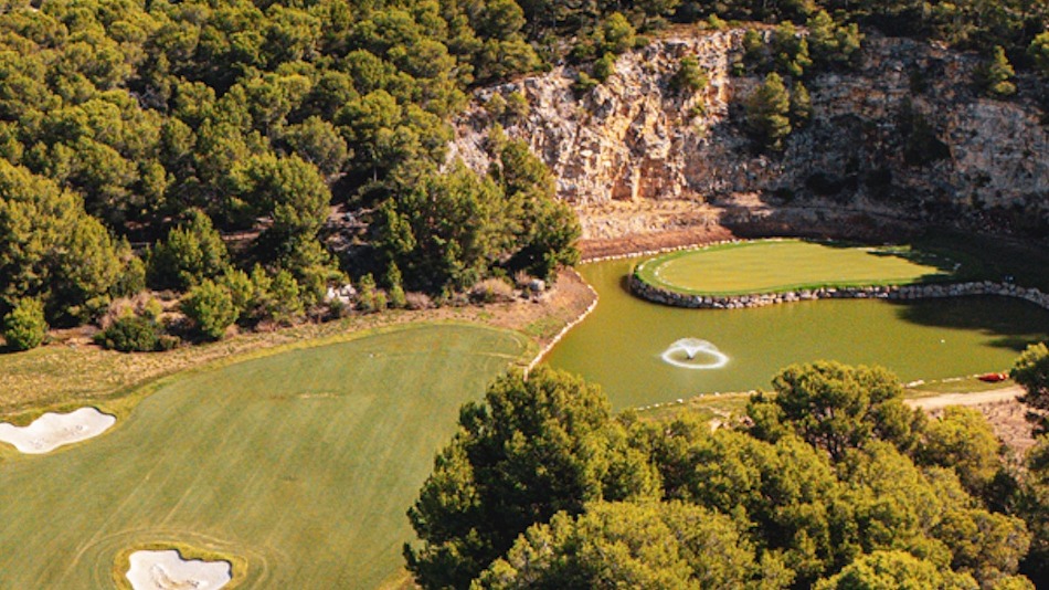 The eighteenth now has an island-style green located near a quarry wall (Photo: Infinitum)