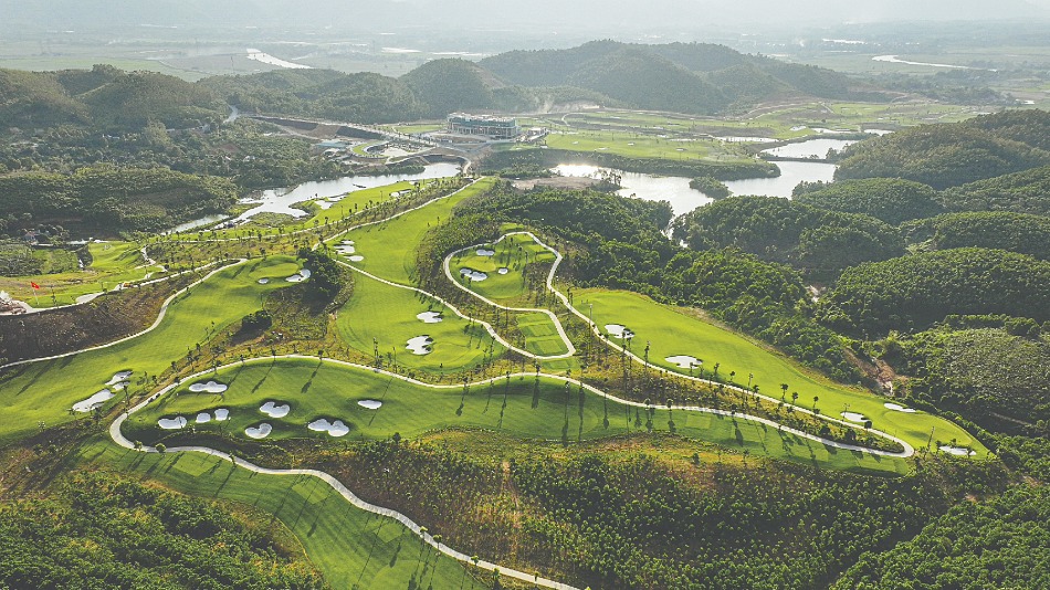 An aerial of the new course, with the heavily bunkered thirteenth hole in the foreground (Photo: Greg Norman Golf Course Design)
