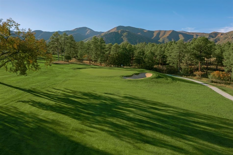The par-four fifth at Los Alamos County GC in New Mexico, which has been renovated by Todd Schoeder and Forrest Richardson (Photo: Russell Kirk) 