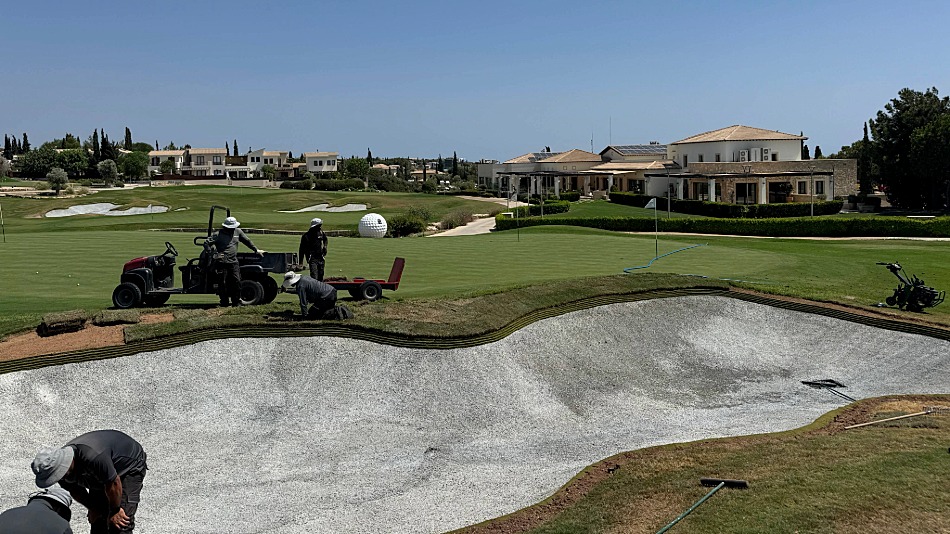 Bunkering on the short game area, rebuilt by P Quinn Construction using Durabunker edging and Capillary Flow lining 