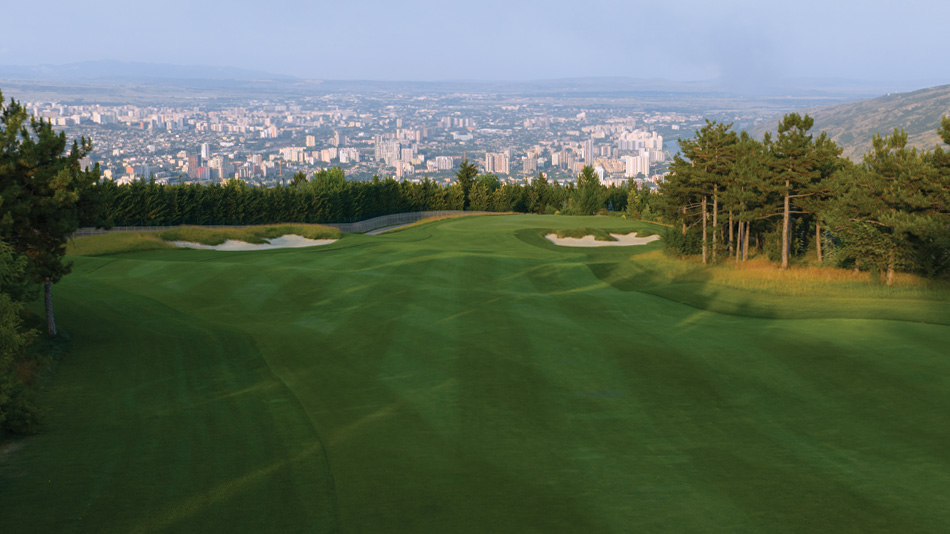 The approach to the opening hole of the hilltop layout (Photo: Kevin Murray)