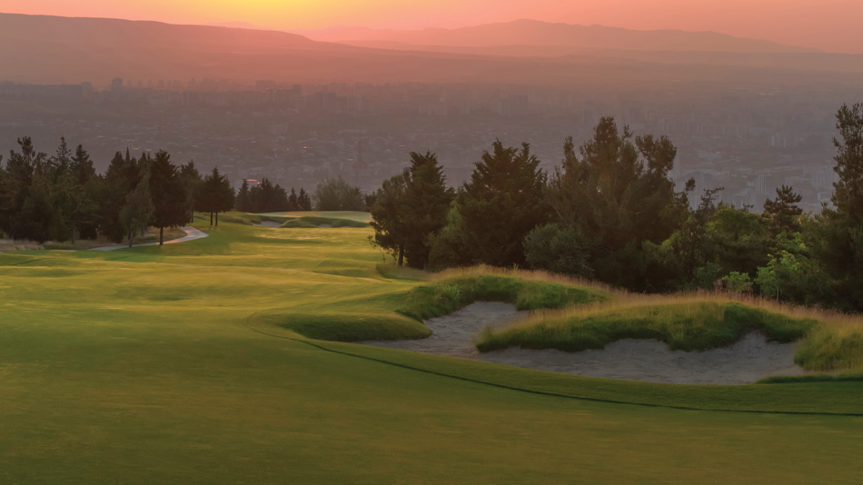 Rugged bunkering, seen here on the second hole, complements the woodland setting (Photo: Kevin Murray)
