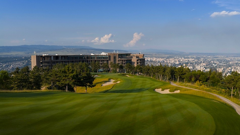 The final hole plays back towards the new Paragraph hotel (Photo: Kevin Murray)