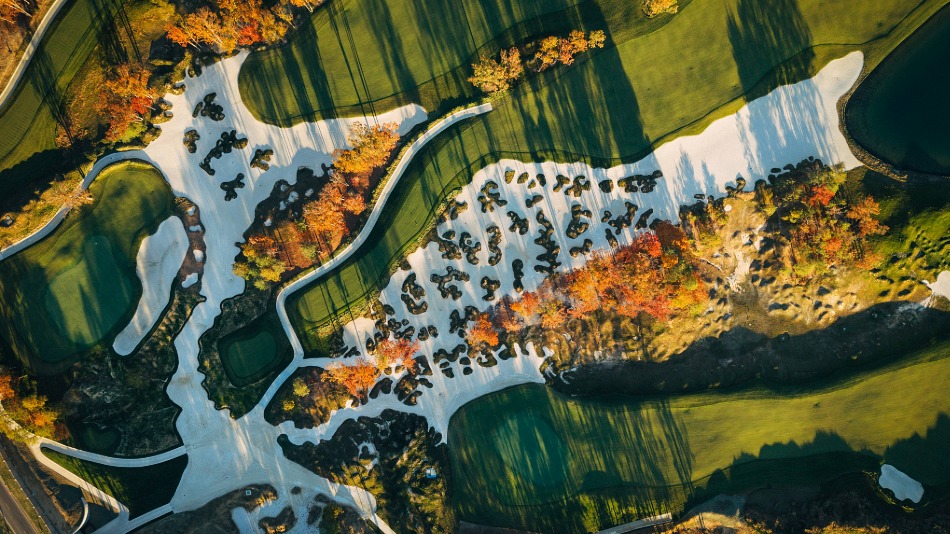 Sandy waste areas frame many of the holes. The site of the course was a former silica sand mine (Photo: Trout National)