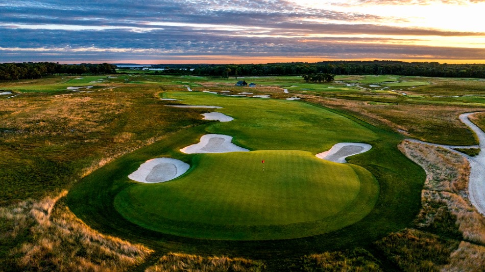 The eighth green at Shinnecock Hills (Photo: Fred Vuich/USGA)