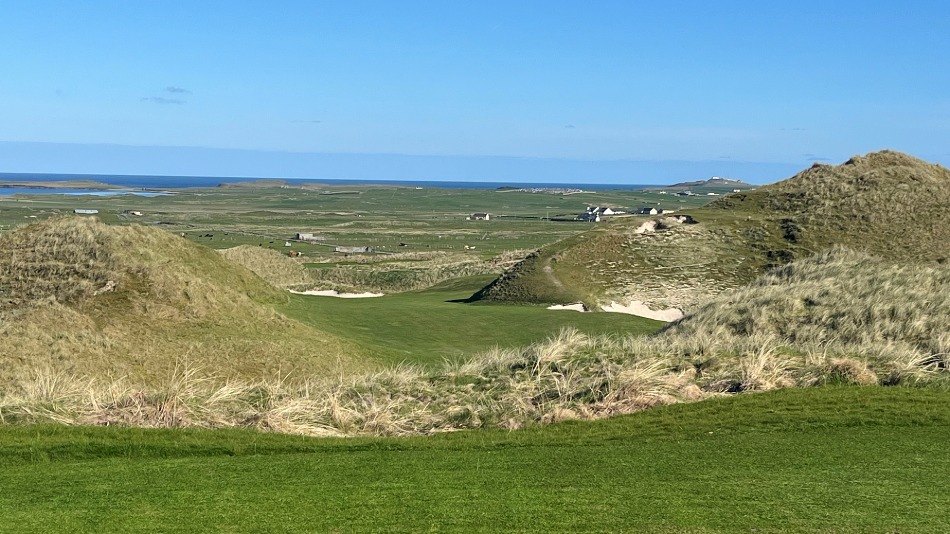New bunkering on the second marries in with natural sand scars and the scale of the site (Photo: Ally McIntosh)