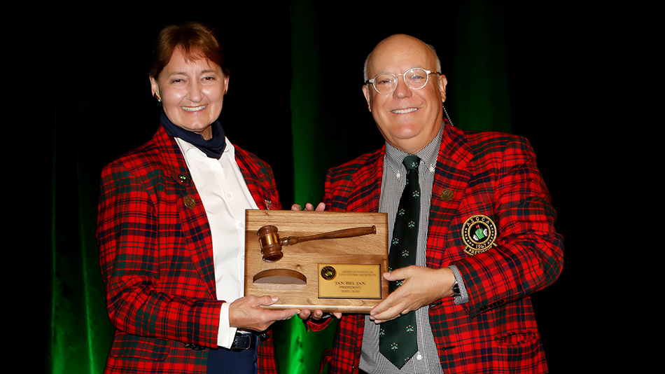 Forrest Richardson presenting Bel Jan with a ceremonial gavel following her year as president of the American Society of Golf Course Architects (Photo: ASGCA)