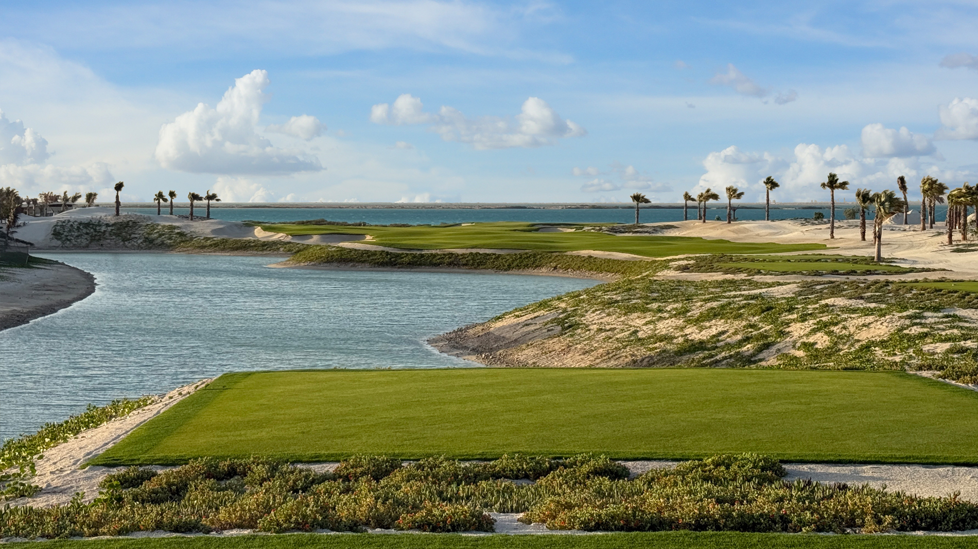 The fourth hole, with the Red Sea in the distance (Photo: Brian Curley)