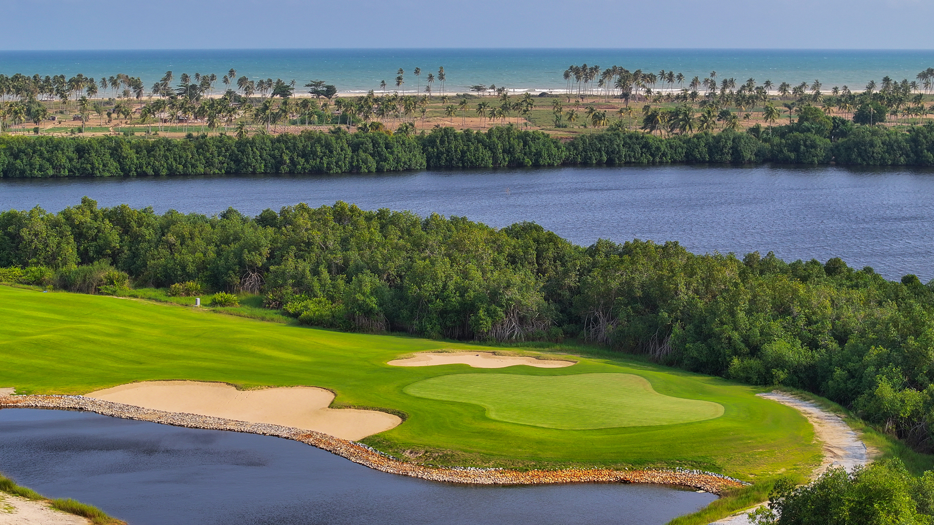 The shore of the Gulf of Guinea is only a few hundred metres from the opening hole (Photo: Afrikan Production/Stephane Brabant)